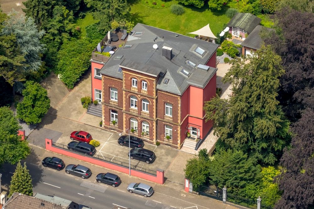Essen from above - Companies locating in an antique villa in Essen in North Rhine-Westphalia. With the company 's design people GmbH, the architects K + H Projektentwicklung GmbH and Kirchner & Holle, the Mahlstedt property Kirchner and Marina Kessler Property Management