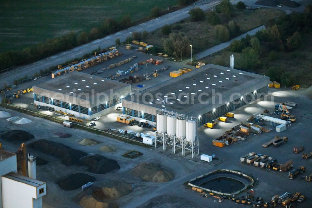 Aerial image Werneuchen - Night lighting Company grounds and facilities of Berger Bau GmbH in Werneuchen in the state of Brandenburg. Berger Bau with its concrete facilities and workshosp is part of Berger Holding Group