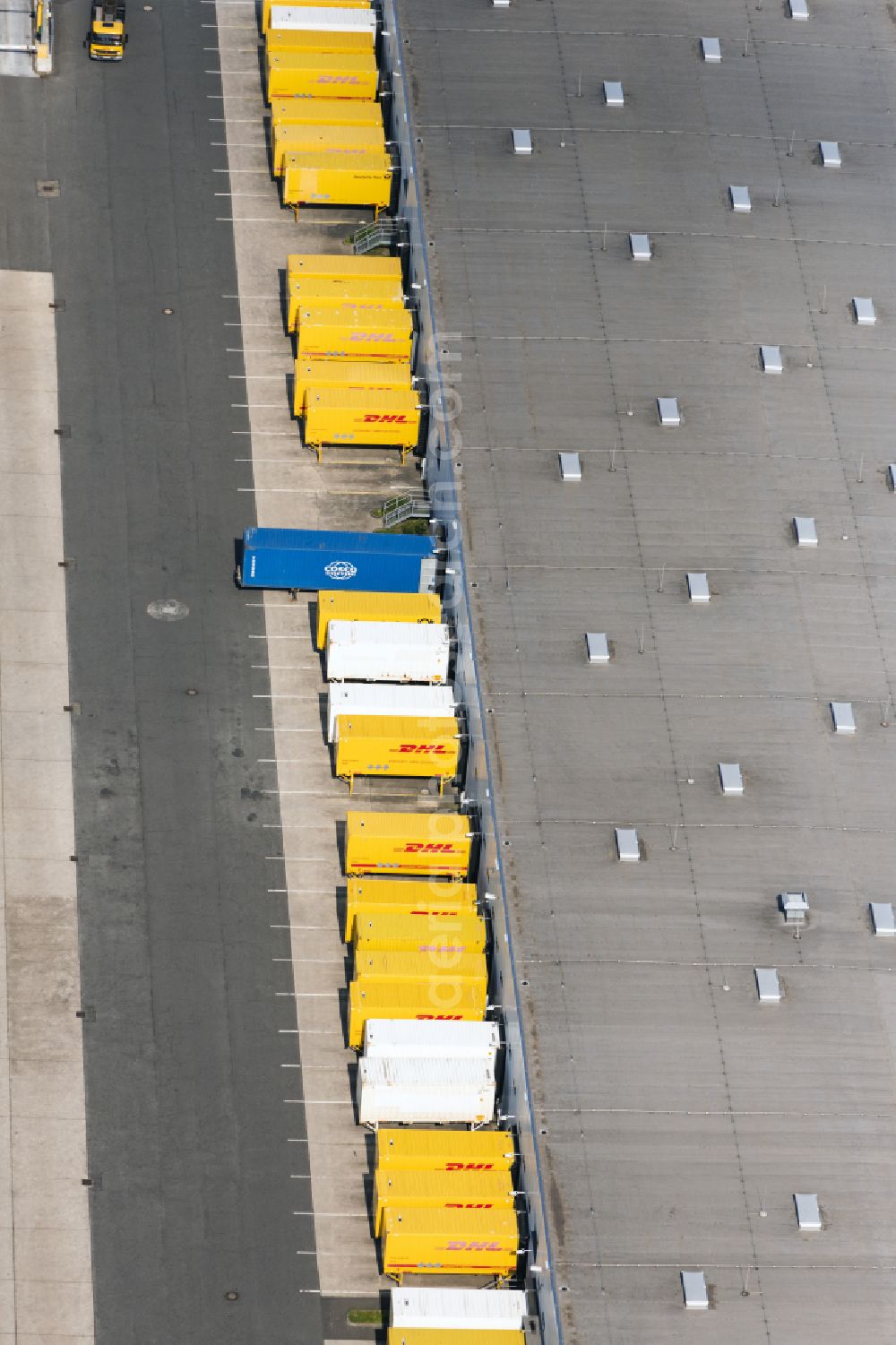 Aerial image Rodgau - Company grounds and facilities of DHL Paketzentrum in Rodgau in the state Hesse, Germany