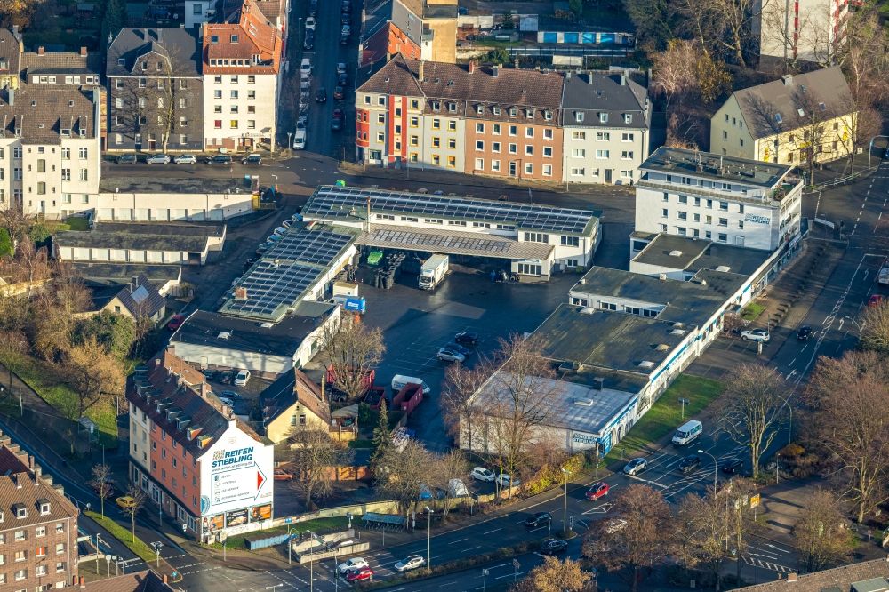 Aerial photograph Herne - Company premises of the Reifen Stiebling with halls and company buildings at Hoelleskampring in Herne in the state North Rhine-Westphalia, Germany