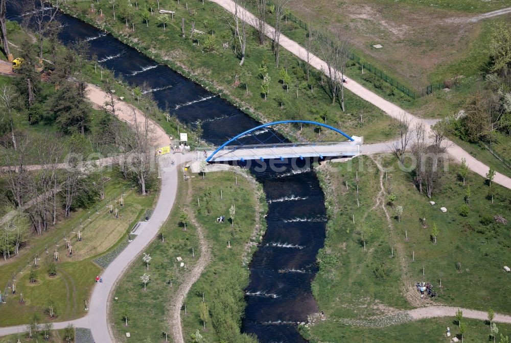 Aerial image Erfurt - Fish ladder and barrage on the bank of the river course of the Gera in Kilianipark in the district Gispersleben in Erfurt in the state Thuringia, Germany