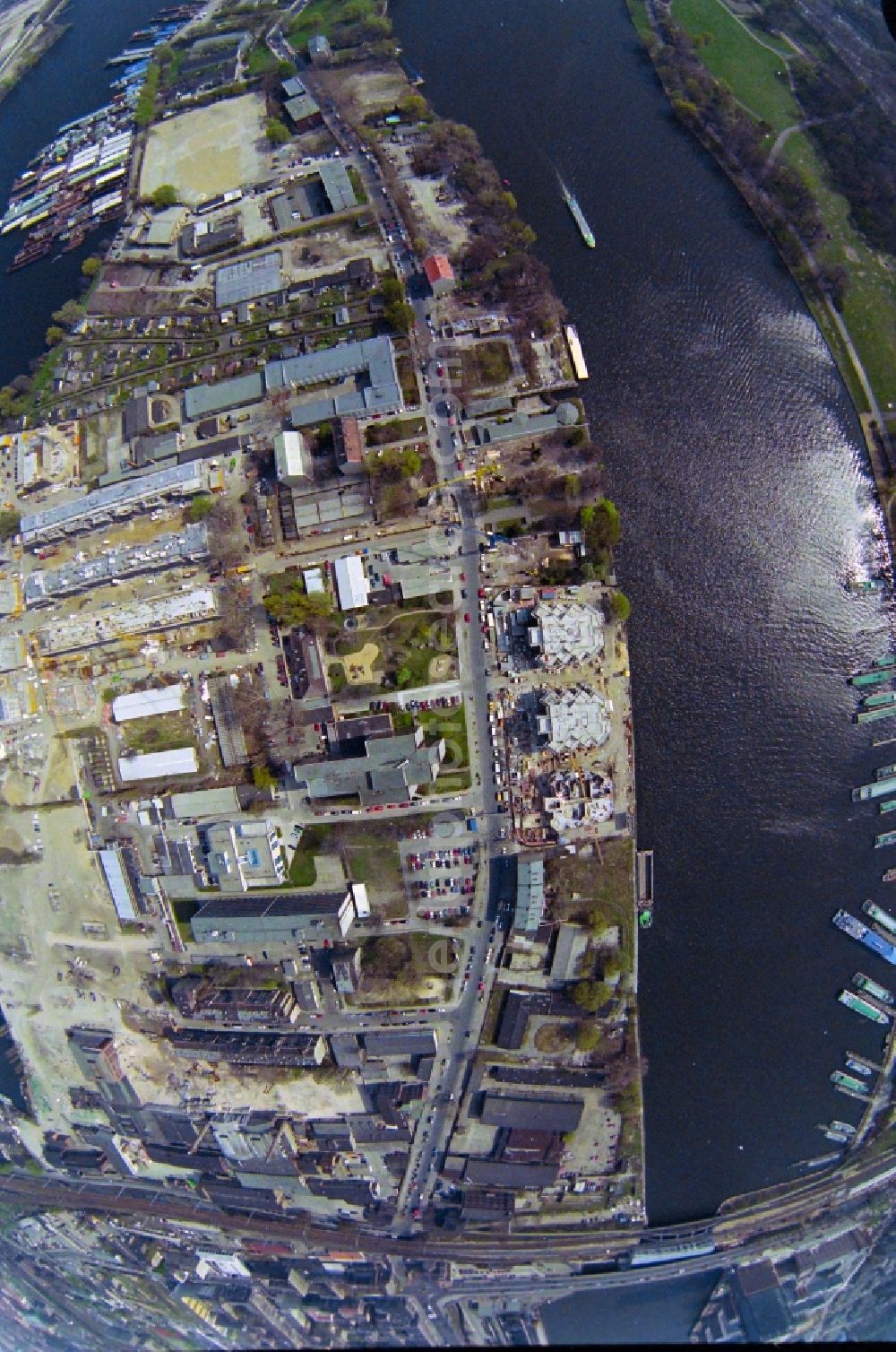 Berlin from the bird's eye view: Fisheye perspective peninsula with land access and shore area on the Rummelburger See in the district Friedrichshain in Berlin, Germany
