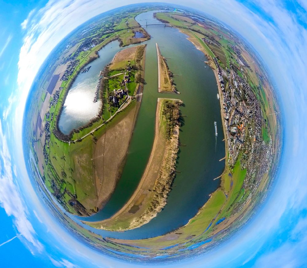 Kalkar from the bird's eye view: Fisheye perspective riparian zones on the course of the river of the Rhine river on street Reeserschanz in Kalkar in the state North Rhine-Westphalia, Germany