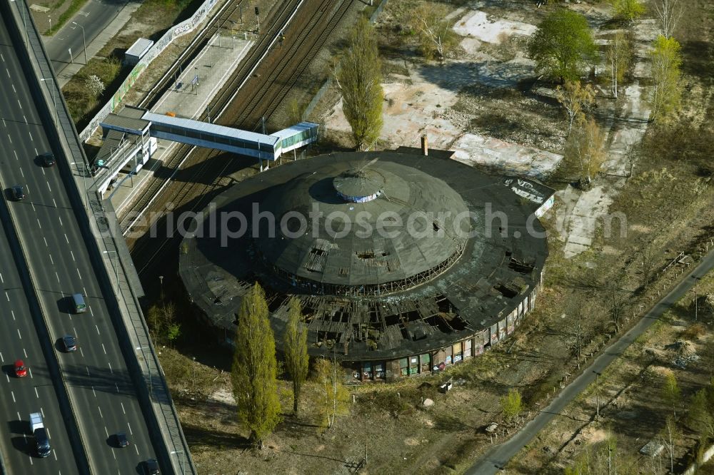 Berlin from the bird's eye view: Development area of the decommissioned and unused land and real estate on the former marshalling yard and railway station of Deutsche Bahn Am Feuchten Winkel in the district Pankow in Berlin, Germany
