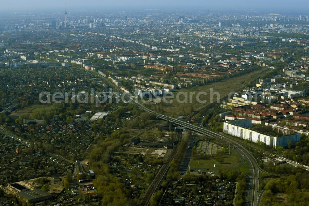 Berlin from the bird's eye view: Development area of the decommissioned and unused land and real estate on the former marshalling yard and railway station of Deutsche Bahn Am Feuchten Winkel overlooking the city in the district Pankow in Berlin, Germany