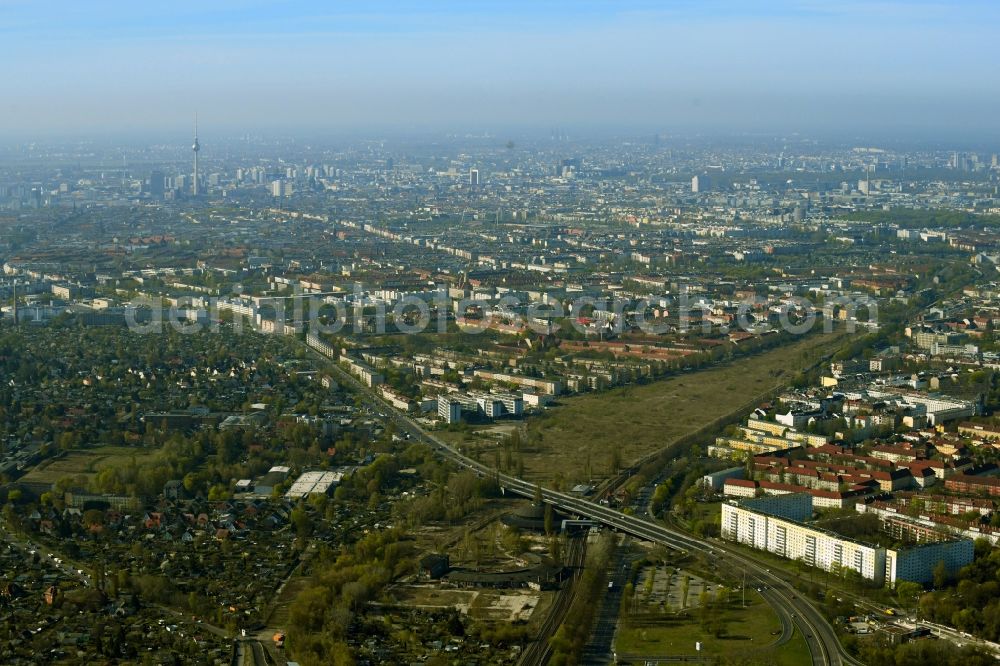 Aerial image Berlin - Development area of the decommissioned and unused land and real estate on the former marshalling yard and railway station of Deutsche Bahn Am Feuchten Winkel overlooking the city in the district Pankow in Berlin, Germany
