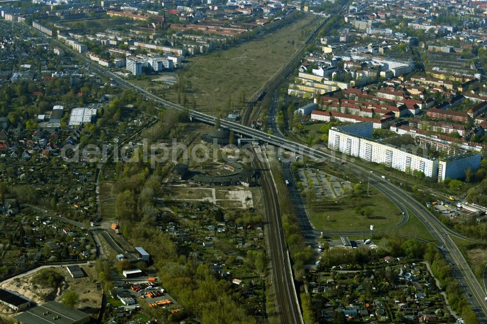 Aerial photograph Berlin - Development area of the decommissioned and unused land and real estate on the former marshalling yard and railway station of Deutsche Bahn Am Feuchten Winkel overlooking the city in the district Pankow in Berlin, Germany