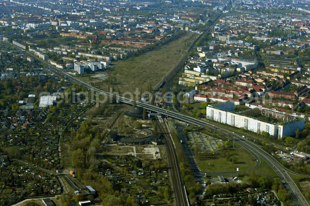 Berlin from the bird's eye view: Development area of the decommissioned and unused land and real estate on the former marshalling yard and railway station of Deutsche Bahn Am Feuchten Winkel overlooking the city in the district Pankow in Berlin, Germany