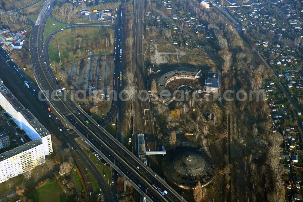Aerial image Berlin - Development area of the decommissioned and unused land and real estate on the former marshalling yard and railway station of Deutsche Bahn Am Feuchten Winkel overlooking the city in the district Pankow in Berlin, Germany