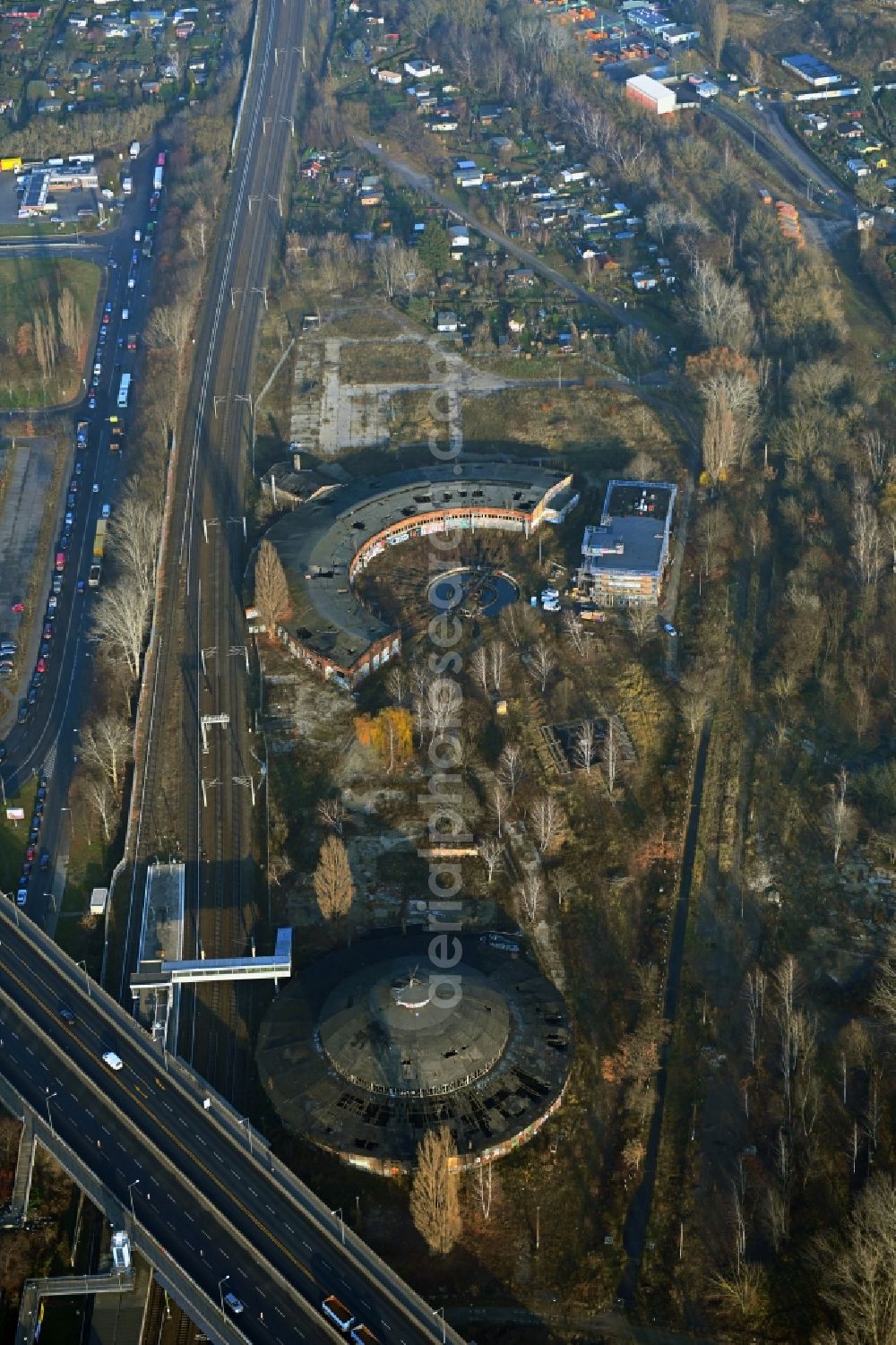 Aerial photograph Berlin - Development area of the decommissioned and unused land and real estate on the former marshalling yard and railway station of Deutsche Bahn Am Feuchten Winkel overlooking the city in the district Pankow in Berlin, Germany