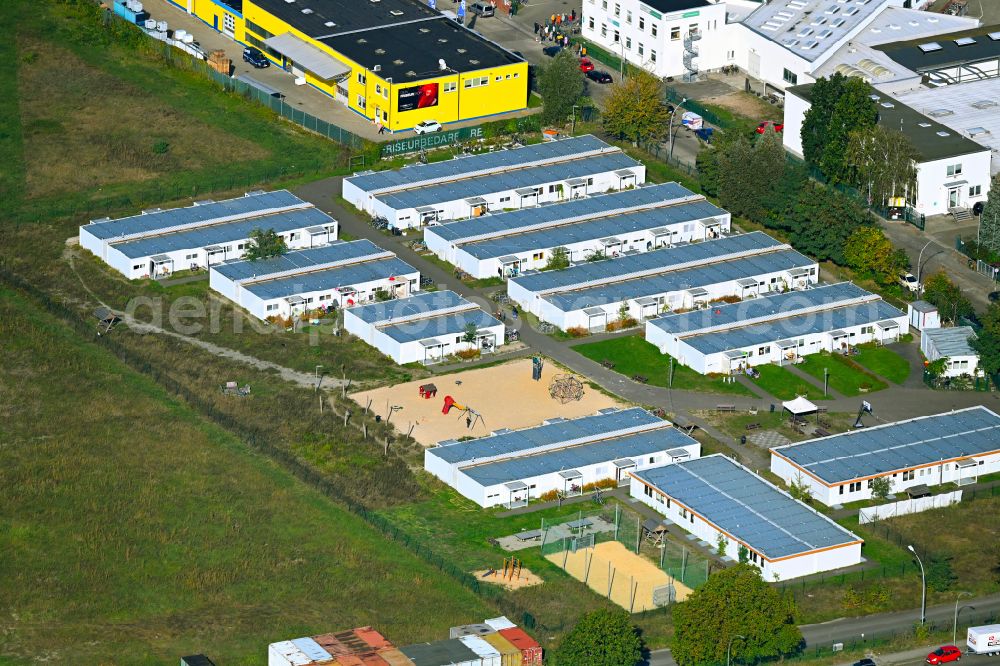 Aerial photograph Berlin - Container settlement as temporary shelter and reception center for refugees milaa Gemeinschaftsunterkunft on Oberhafen in the district Spandau in Berlin, Germany