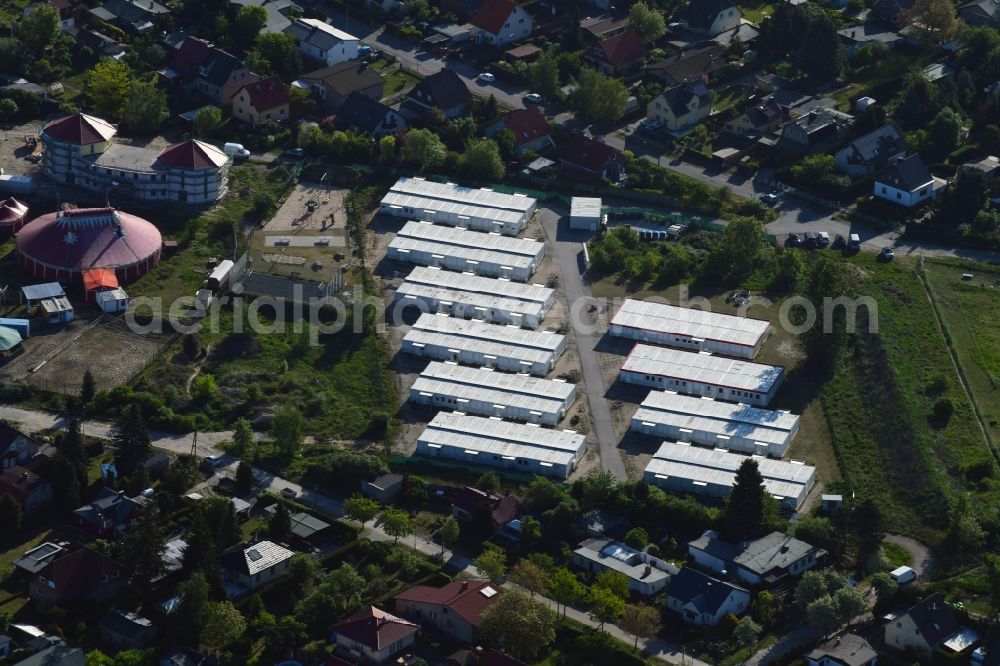 Aerial image Berlin - Container settlement as temporary shelter and reception center for refugees between Molchstrasse and Quittenweg in the district Altglienicke in Berlin, Germany