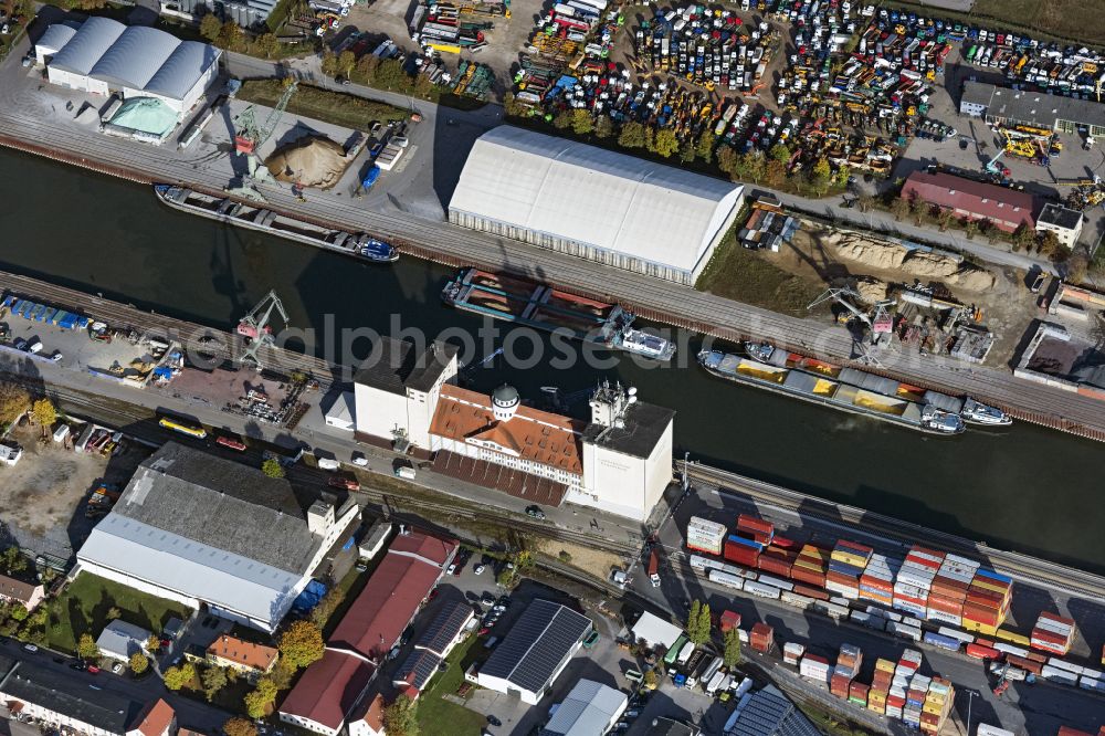 Aerial photograph Regensburg - Line range of loading freight station on Stadtlagerhaus on street Auweg in Regensburg in the state Bavaria, Germany