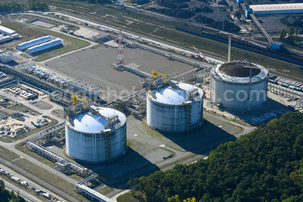 Swinemünde from the bird's eye view: LNG Natural Gas and LPG High Storage Vessels tank on street Ku Morzu in Swinemuende in Woiwodschaft Westpommern, Poland. The LNG terminal President Lech Kaczynski Swinoujscie is an import terminal for liquefied natural gas at the Polish Baltic Sea port