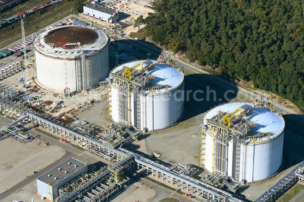 Aerial photograph Swinemünde - LNG Natural Gas and LPG High Storage Vessels tank on street Ku Morzu in Swinemuende in Woiwodschaft Westpommern, Poland. The LNG terminal President Lech Kaczynski Swinoujscie is an import terminal for liquefied natural gas at the Polish Baltic Sea port