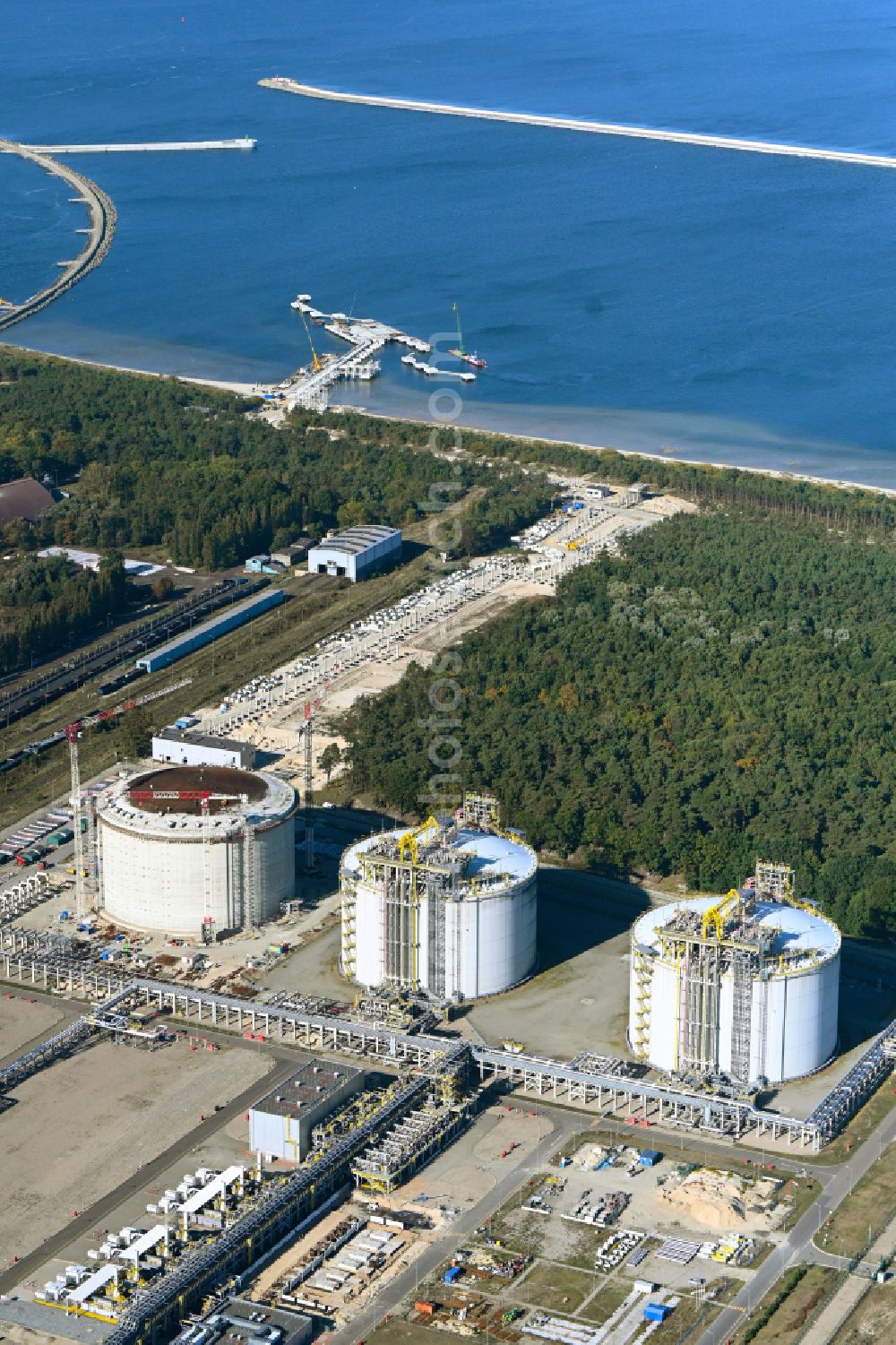 Swinemünde from above - LNG Natural Gas and LPG High Storage Vessels tank on street Ku Morzu in Swinemuende in Woiwodschaft Westpommern, Poland. The LNG terminal President Lech Kaczynski Swinoujscie is an import terminal for liquefied natural gas at the Polish Baltic Sea port