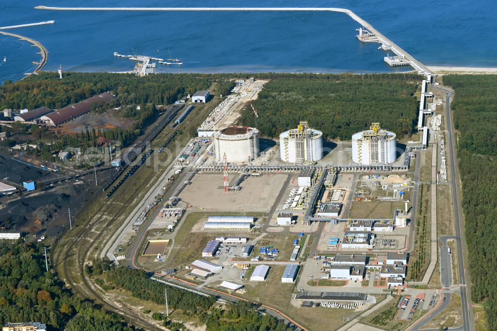 Aerial photograph Swinemünde - LNG Natural Gas and LPG High Storage Vessels tank on street Ku Morzu in Swinemuende in Woiwodschaft Westpommern, Poland. The LNG terminal President Lech Kaczynski Swinoujscie is an import terminal for liquefied natural gas at the Polish Baltic Sea port
