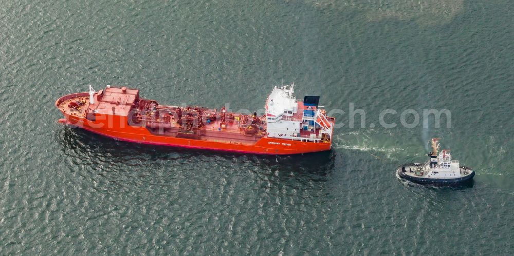 Aerial photograph Kiel - Liquid gas LPG tanker and tugboat on the Kieler Foerde in Kiel in the state Schleswig-Holstein, Germany. The liquid gas tanker CORAL LEAF ( IMO 9404625 ) with the assistance tug PARAT ( IMO 8128212 ) in waiting position in Holtenau