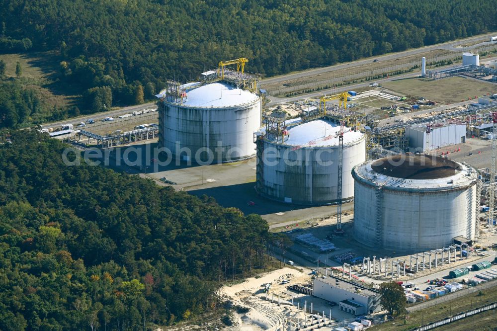 Aerial image Swinemünde - LNG Natural Gas and LPG High Storage Vessels tank on street Ku Morzu in Swinemuende in Woiwodschaft Westpommern, Poland. The LNG terminal President Lech Kaczynski Swinoujscie is an import terminal for liquefied natural gas at the Polish Baltic Sea port