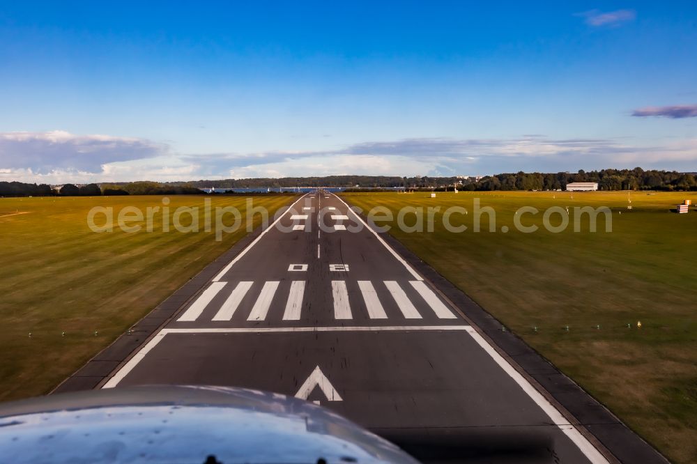 Aerial photograph Kiel - Runway of the airport Kiel - Holtenau in Kiel in the state Schleswig-Holstein, Germany. Approach for landing at the threshold of runway 08 of the aerodrome with the ICAO code EDHK