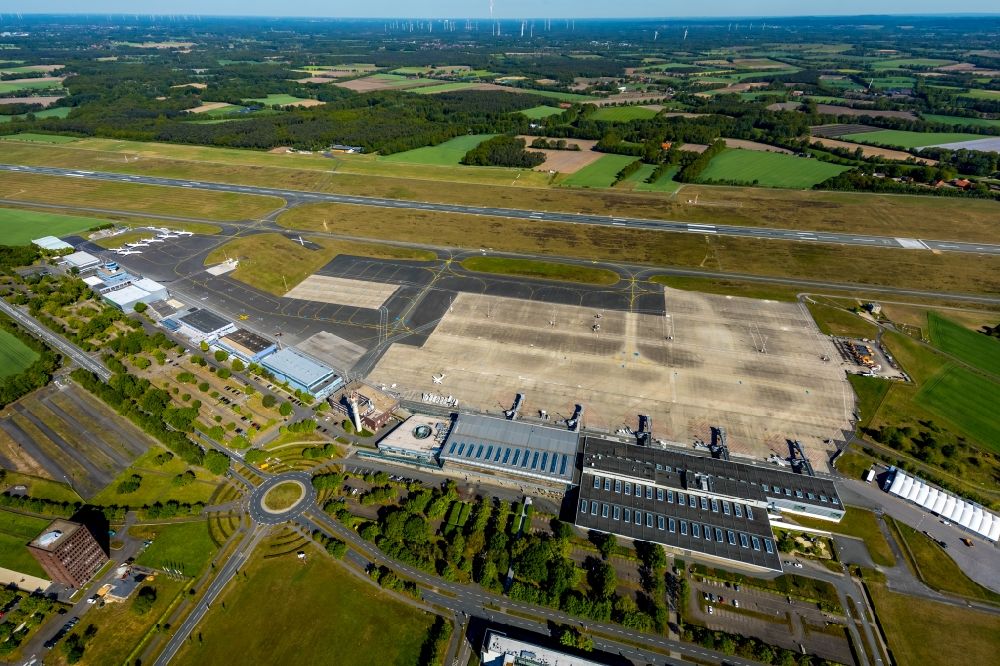 Greven from the bird's eye view: Runway with hangar taxiways and terminals on the grounds of the airport Flughafen Muenster/Osnabrueck (FMO) on Airportallee in Greven in the state North Rhine-Westphalia, Germany