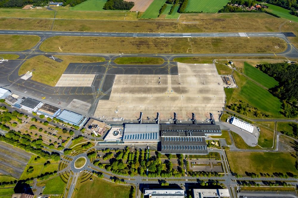 Aerial image Greven - Runway with hangar taxiways and terminals on the grounds of the airport Flughafen Muenster/Osnabrueck (FMO) on Airportallee in Greven in the state North Rhine-Westphalia, Germany