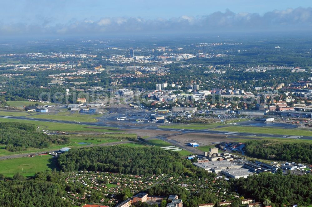 Stockholm from the bird's eye view: The Stockholm-Bromma Airport is located approximately nine kilometers from the Stockholm city center. It may be served only by particularly quiet aircraft for noise protection regulations