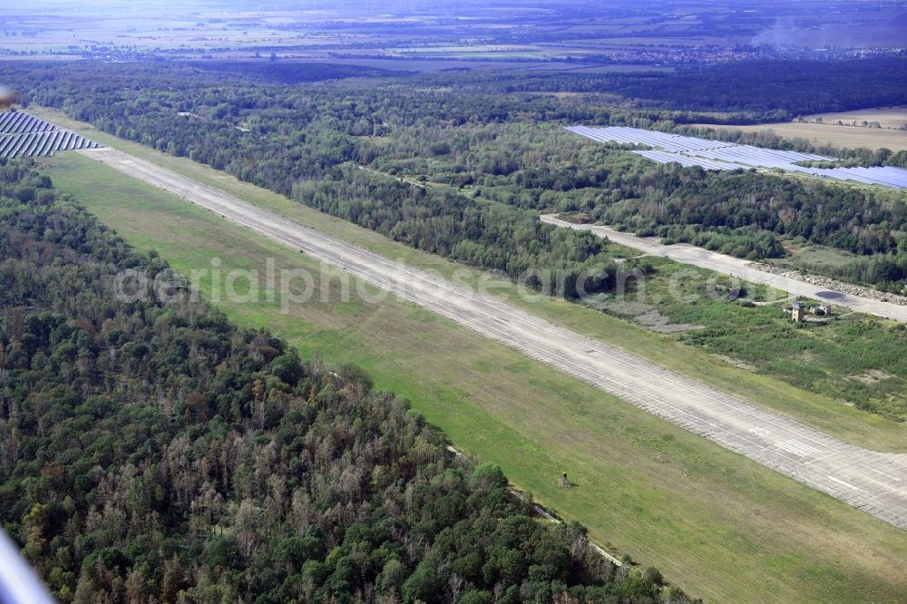 Allstedt from above - Runway with tarmac terrain of airfield in Allstedt in the state Saxony-Anhalt, Germany