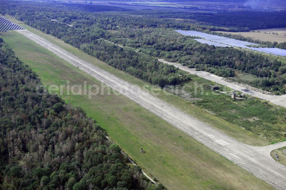 Allstedt from the bird's eye view: Runway with tarmac terrain of airfield in Allstedt in the state Saxony-Anhalt, Germany
