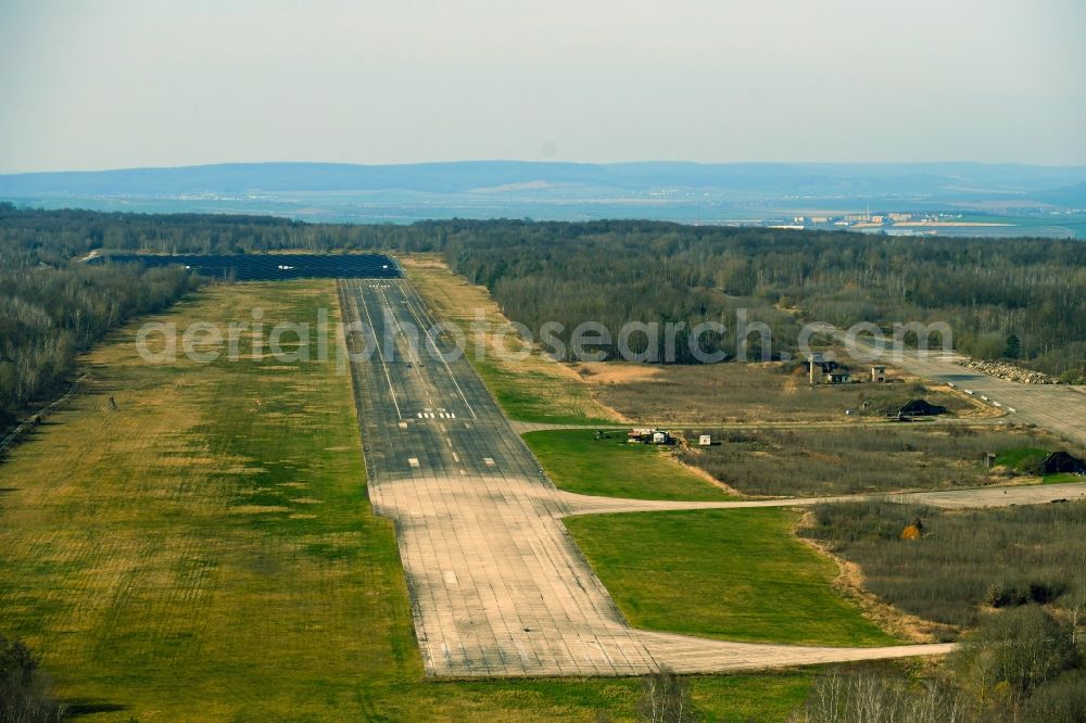 Allstedt from the bird's eye view: Runway with tarmac terrain of airfield in Allstedt in the state Saxony-Anhalt, Germany
