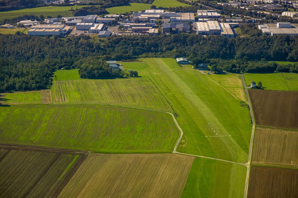 Aerial image Finnentrop - Runway with tarmac terrain of airfield Flugplatz Attendorn-Finnentrop in Finnentrop in the state North Rhine-Westphalia, Germany