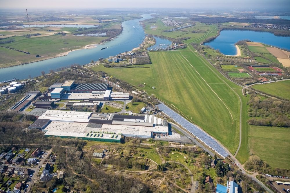 Aerial image Wesel - Runway with tarmac terrain of airfield Flugplatz Wesel-Roemerwandt in Wesel at Ruhrgebiet in the state North Rhine-Westphalia, Germany