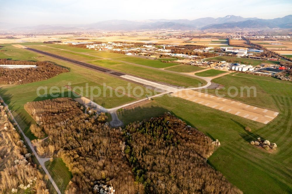 Eschbach from the bird's eye view: Runway with tarmac terrain of airfield Bremgarten in the district Tunsel in Eschbach in the state Baden-Wurttemberg
