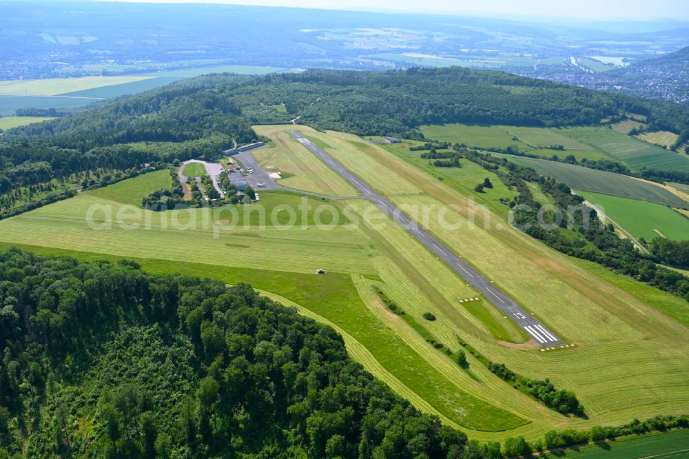 Aerial photograph Brenkhausen - Runway with tarmac terrain of airfield EDVI Hoexter-Holzminden on street Raeuschenbergstrasse in Brenkhausen in the state North Rhine-Westphalia, Germany