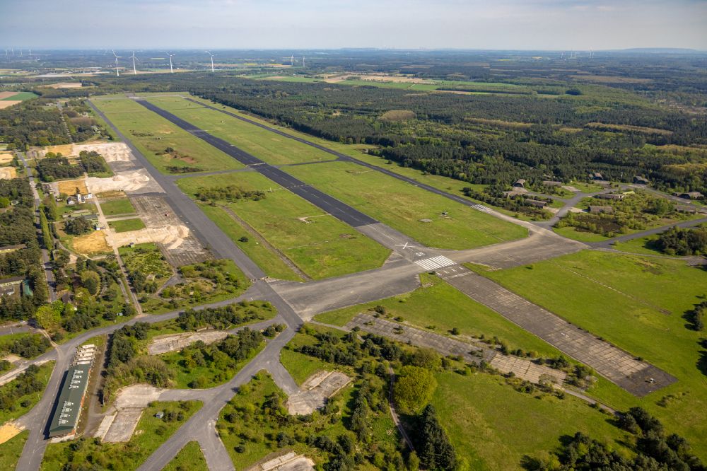 Aerial photograph Niederkrüchten - Runway with taxiway area of the former Royal Air Force Station Brueggen airfield in Niederkruechten in the federal state of North Rhine-Westphalia, Germany