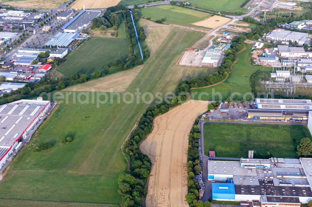 Bruchsal from the bird's eye view: Runway with tarmac terrain of airfield EDTC and DG Group Flugzeugbau in Bruchsal in the state Baden-Wurttemberg, Germany