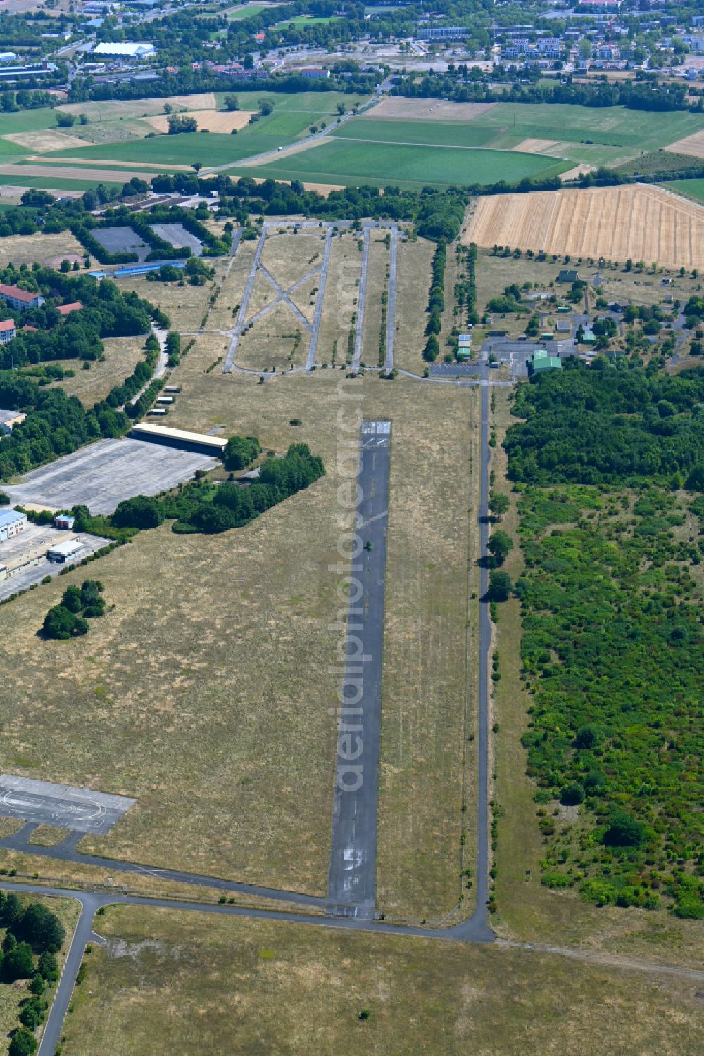 Aerial photograph Geldersheim - Runway with tarmac terrain of airfield Conn Barracks in Geldersheim in the state Bavaria, Germany