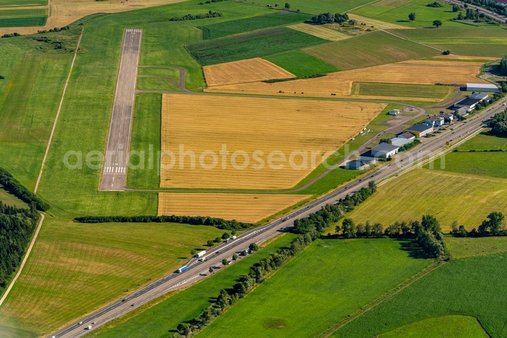 Aerial photograph Donaueschingen - Runway with tarmac terrain of airfield Flugplatz Donaueschingen-Villingen GmbH in Donaueschingen in the state Baden-Wuerttemberg, Germany