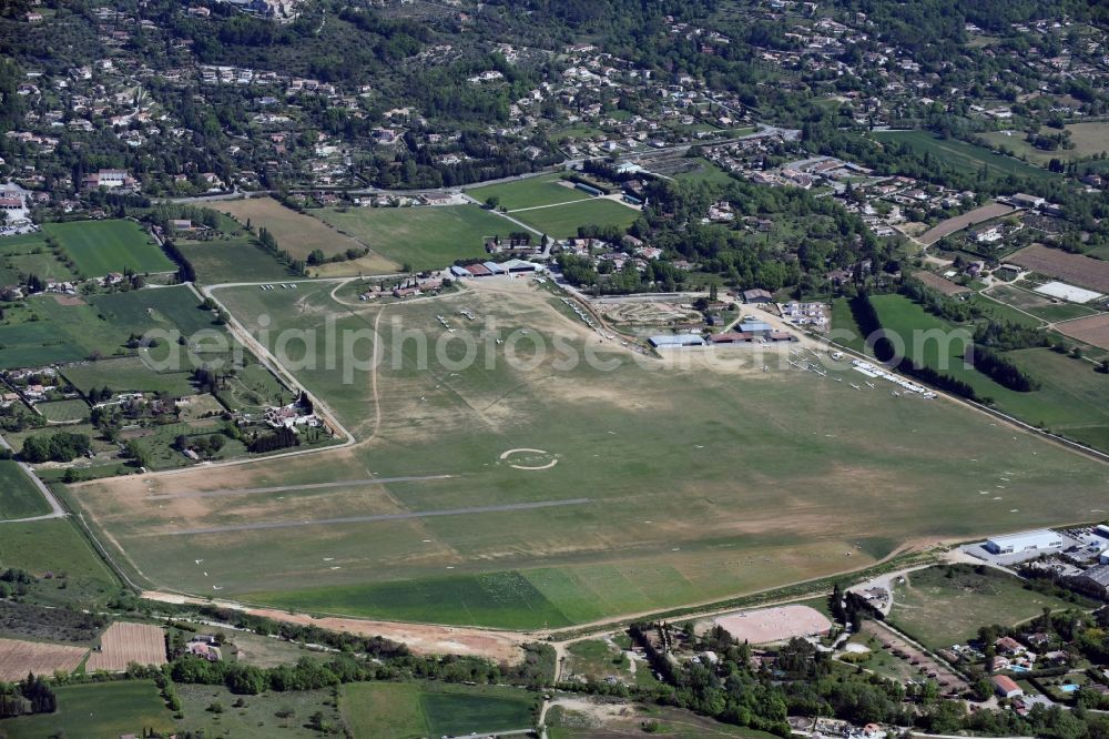 Aerial photograph Fayence - Runway with tarmac terrain of airfield Fayence-Tourrettes Airfield on Chemin de l'Aérodrome in Fayence in Provence-Alpes-Cote d'Azur, France