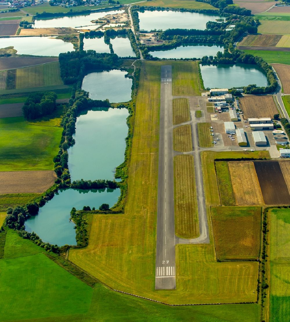 Atting from the bird's eye view: Runway with tarmac terrain of airfield Flugplatz Straubing-Wallmuehle in Atting in the state Bavaria