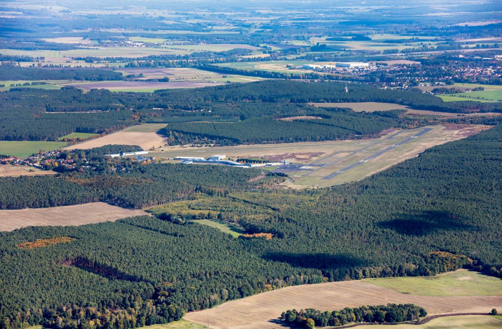 Schönhagen from the bird's eye view: Runway with tarmac terrain of airfield Flugplatzgesellschaft Schoenhagen mbH in Schoenhagen in the state Brandenburg