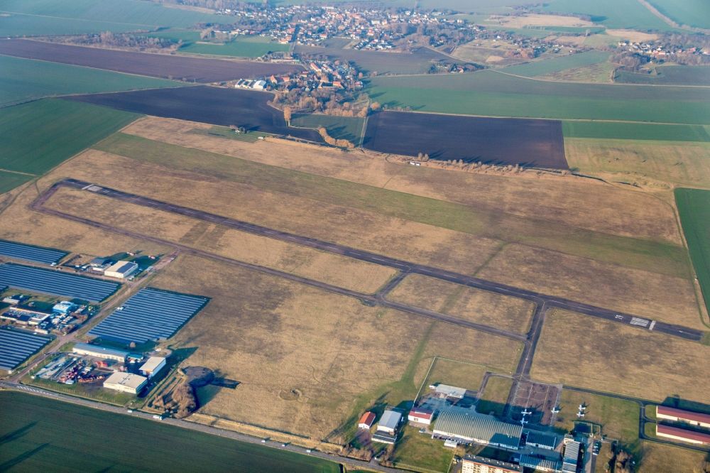Aerial image Landsberg - Runway with tarmac terrain of airfield Halle-Oppin EDAQ in Landsberg in the state Saxony-Anhalt, Germany