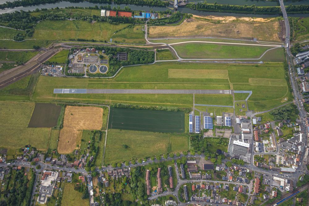 Hamm (Westfalen) from the bird's eye view: Runway and taxiway area of the Hamm-Lippewiesen EDLH airfield and floodplain landscape of the Erlebnisraum Lippe on the Lippe River in the Heessen district of Hamm in the German state of North Rhine-Westphalia