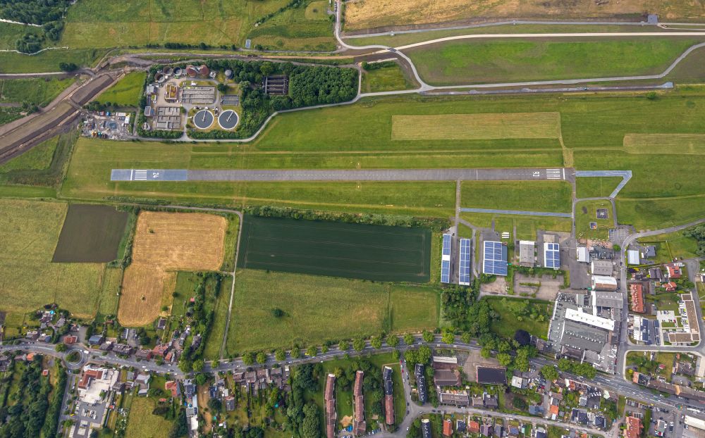 Hamm (Westfalen) from above - Runway and taxiway area of the Hamm-Lippewiesen EDLH airfield and floodplain landscape of the Erlebnisraum Lippe on the Lippe River in the Heessen district of Hamm in the German state of North Rhine-Westphalia