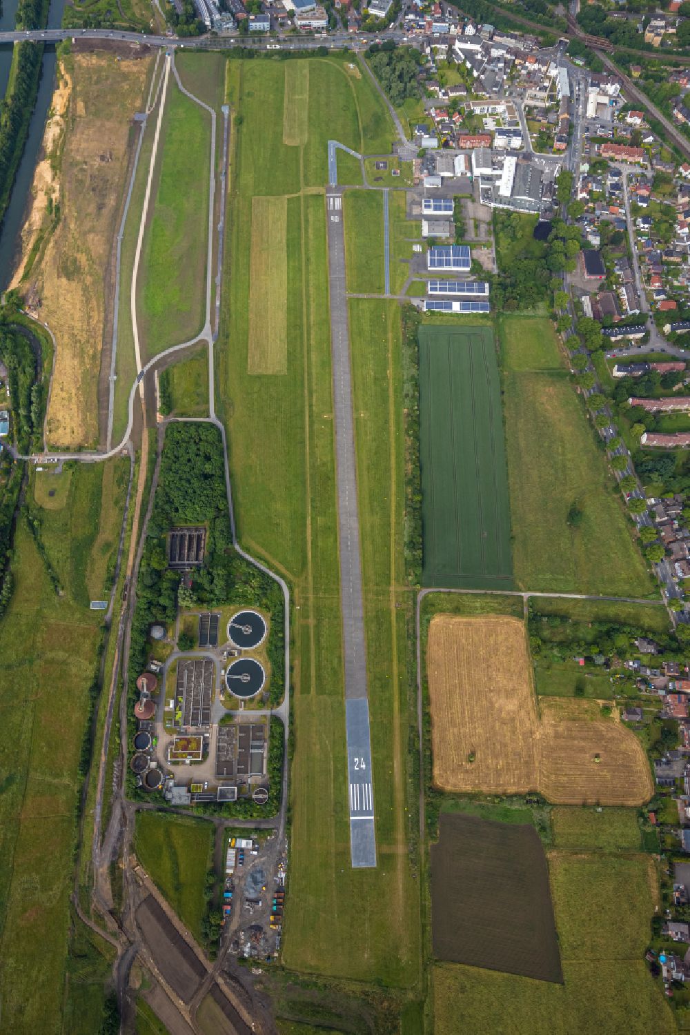 Hamm (Westfalen) from above - Runway and taxiway area of the Hamm-Lippewiesen EDLH airfield and floodplain landscape of the Erlebnisraum Lippe on the Lippe River in the Heessen district of Hamm in the German state of North Rhine-Westphalia