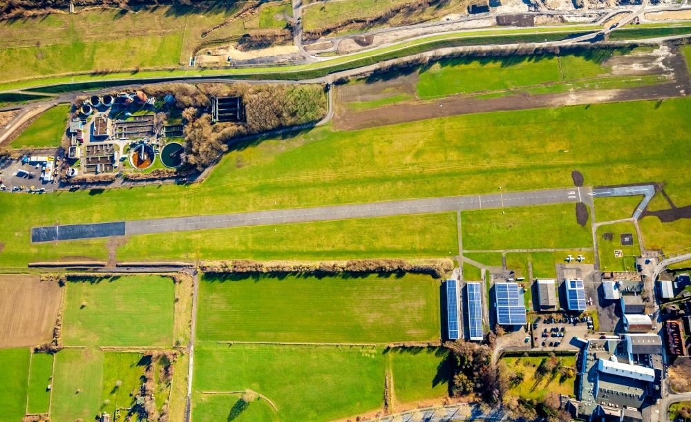 Aerial image Hamm (Westfalen) - Runway with tarmac terrain of airfield in the district Heessen in Hamm in the state North Rhine-Westphalia, Germany