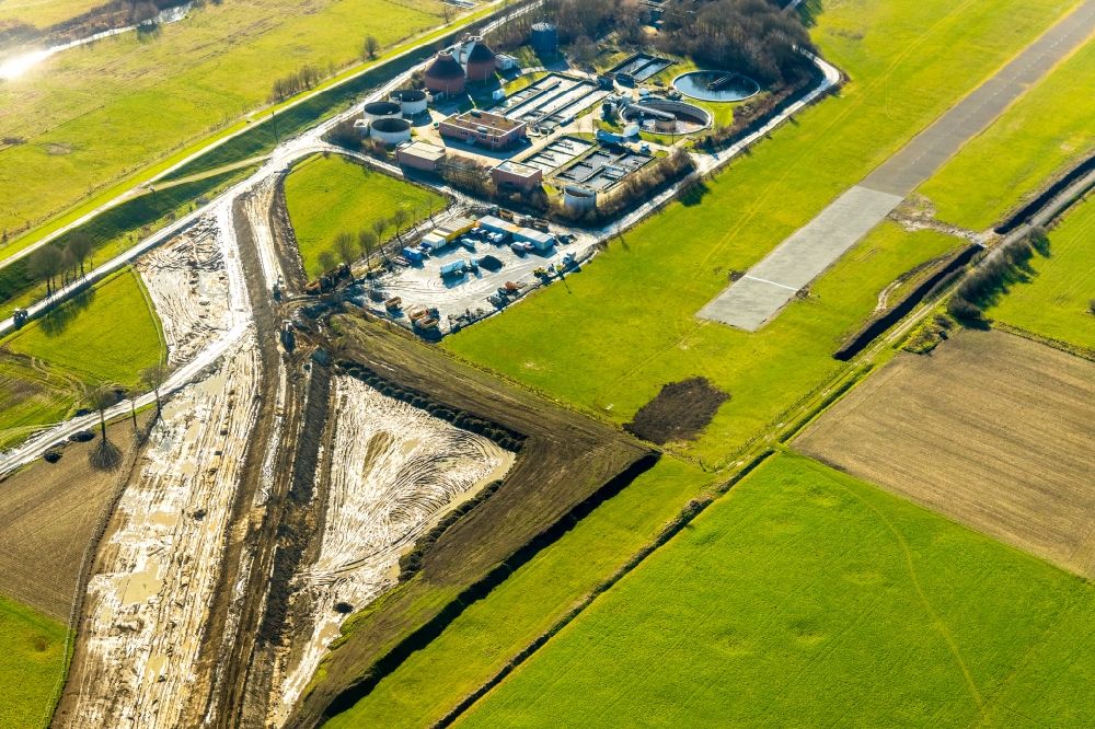 Aerial image Hamm (Westfalen) - Runway with tarmac terrain of airfield in the district Heessen in Hamm in the state North Rhine-Westphalia, Germany