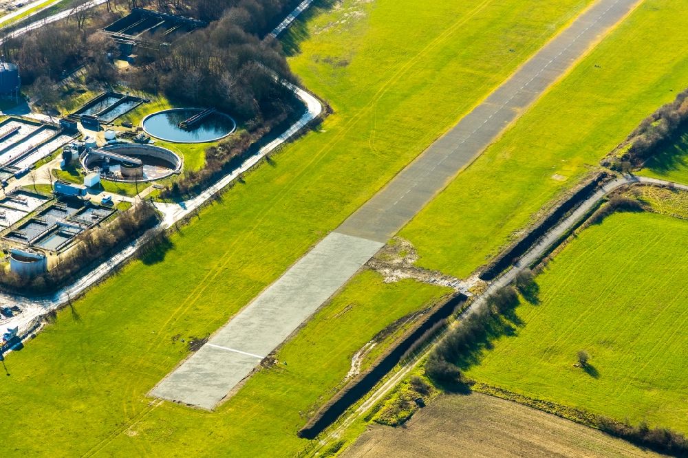 Aerial photograph Hamm (Westfalen) - Runway with tarmac terrain of airfield in the district Heessen in Hamm in the state North Rhine-Westphalia, Germany