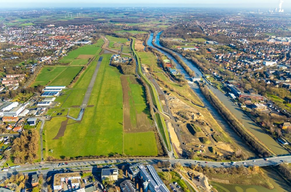 Aerial photograph Hamm (Westfalen) - Runway with tarmac terrain of airfield in the district Heessen in Hamm in the state North Rhine-Westphalia, Germany