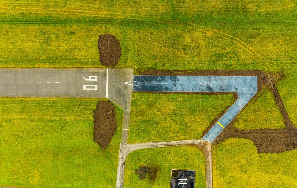 Hamm (Westfalen) from above - Runway with tarmac terrain of airfield in the district Heessen in Hamm in the state North Rhine-Westphalia, Germany